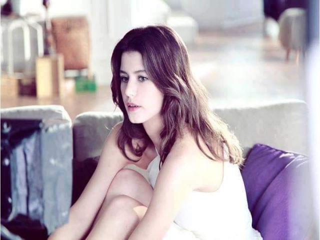 Beren Saat Kimdir?