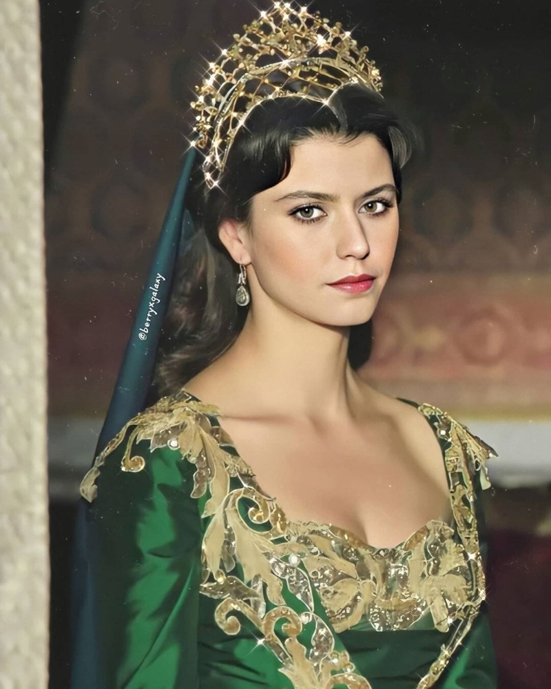 Beren Saat Kimdir?