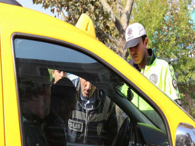 Araçta sigara kullanan sürücü ve yolculara ceza