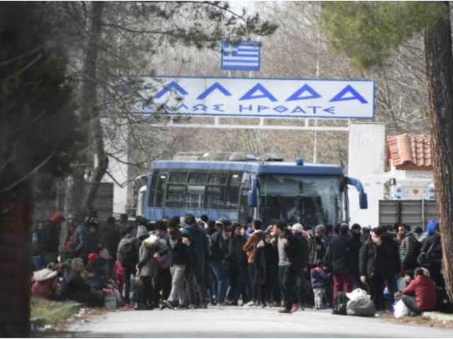 Son Dakika: Yunanistan Sınırında Mültecilere Karşı Ses Bombaları