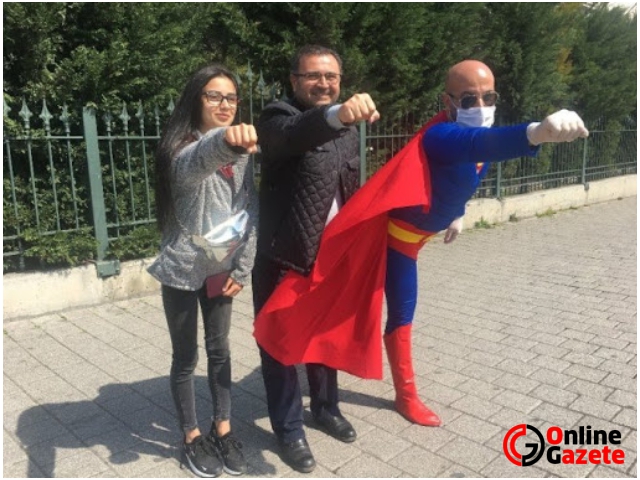 'Süperman' maske ve eldivenlerini takıp sokağa indi, farkındalık yaratmaya çalıştı