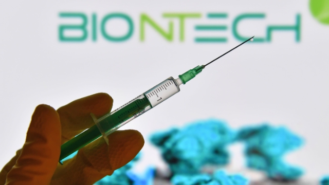 BioNTech aşısı hakkında uyarı: Ciddi alerjisi olanlar yaptırmasın