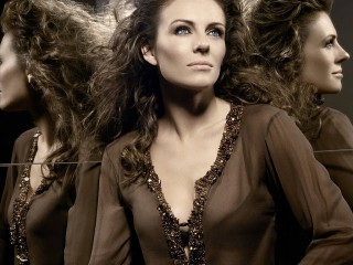 Elizabeth Hurley hem tasarlıyor hem tanıtıyor