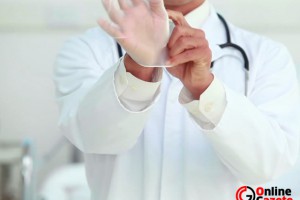 Stokta kalmadığı için eldivensiz çalışan bir doktor hayatını kaybetti