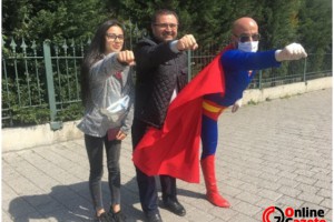 'Süperman' maske ve eldivenlerini takıp sokağa indi, farkındalık yaratmaya çalıştı